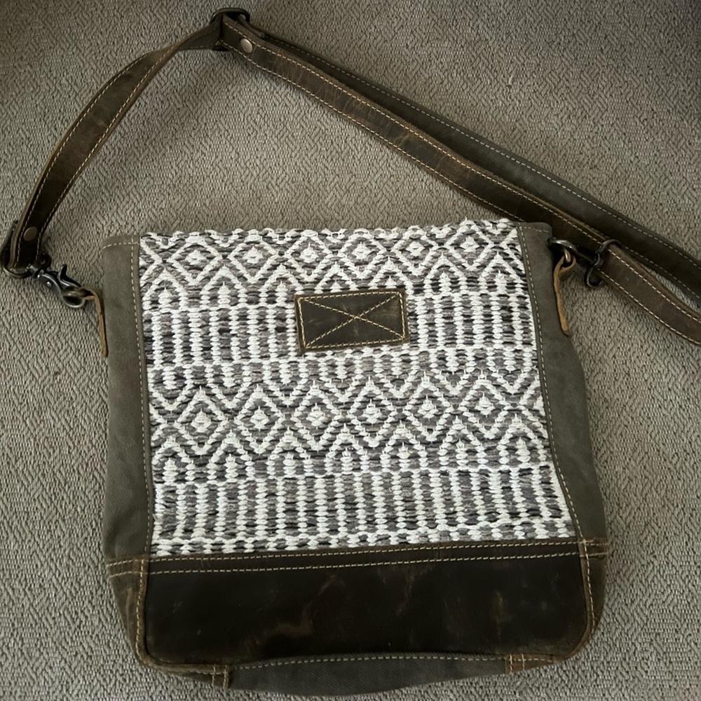 Myra Bag Crossbody